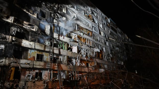 bloc de locuințe distrus de atacul cu rachete în Kiev