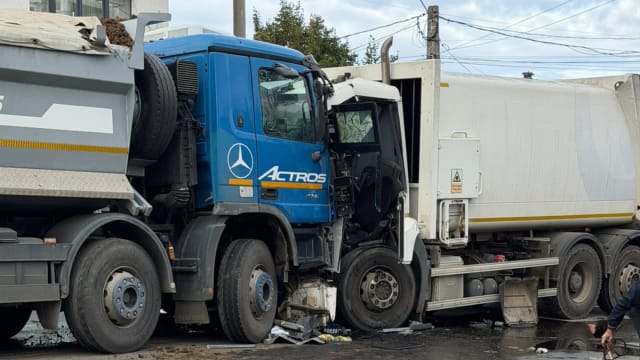 imagine accident rutier în Tunari, camioane și mașină de gunoi avariate