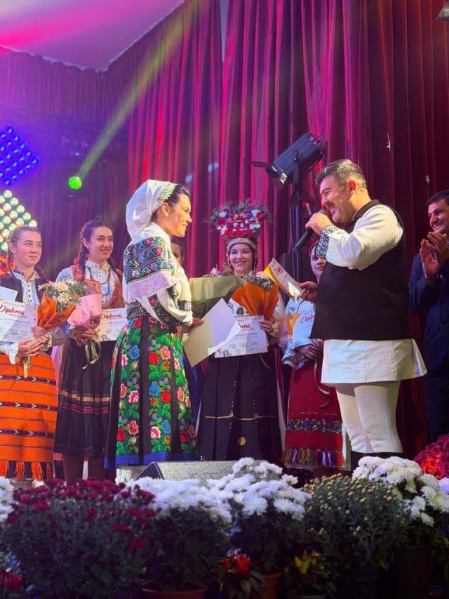 artisti interpretând cântece populare românești pe scenă