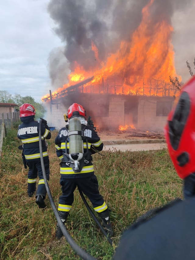 echipaj de pompieri intervenind la o situație de urgență
