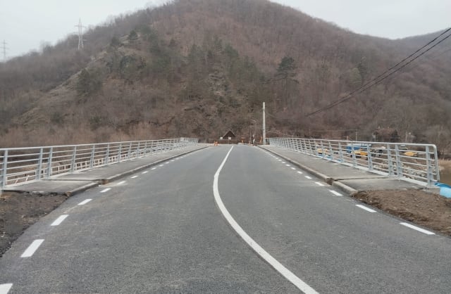 drum județean în proces de întreținere, utilaje și muncitori