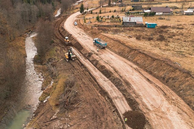 șantier construcții drum montan, muncitori, utilaje