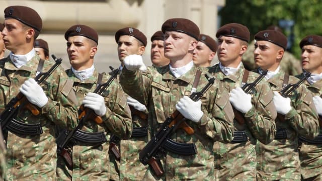 Soldați în uniformă la instrucție militară