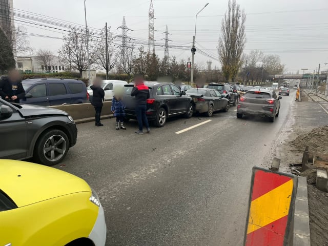 Accident rutier cu trei mașini și ambulanță
