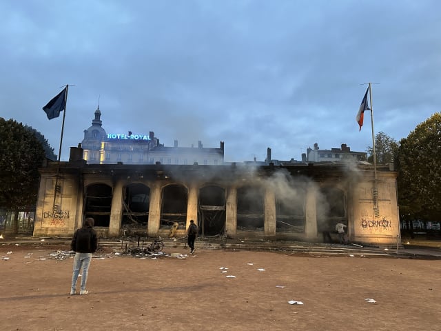 proteste în Franța, manifestanți, străzi blocate, incendii