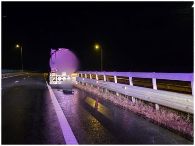 autocisternă avariată pe autostradă, scurgere de motorină