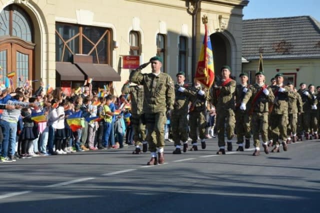 Ceremonie militară în Piața Unirii din Brașov