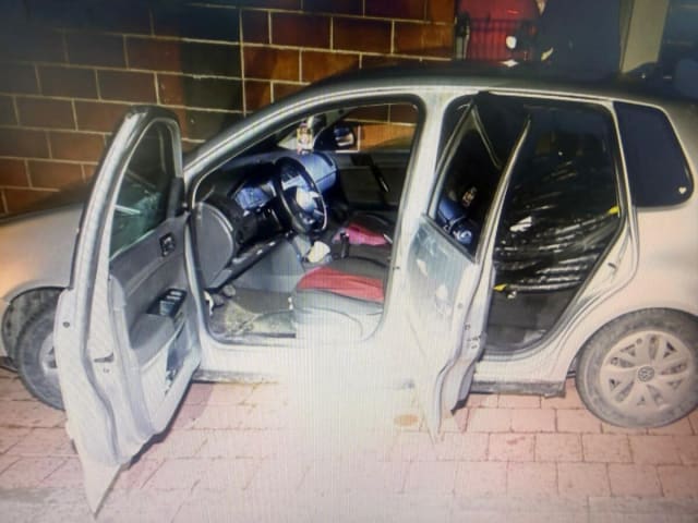 cablu electric din cupru tăiat lângă gard