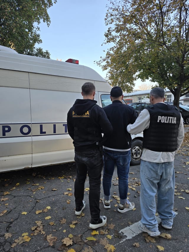 polițiști reținând un bărbat în Dolj