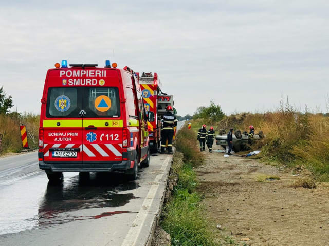 autoturism accident DN5C, pompieri intervenind