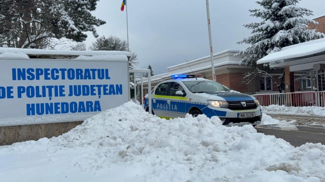 controale poliție rutieră în Hunedoara, polițiști verificând autovehicule