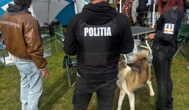 polițiști distribuind materiale informative în Cerneți