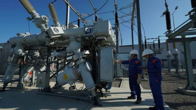 rețea electrică, cabluri și stâlpi de electricitate