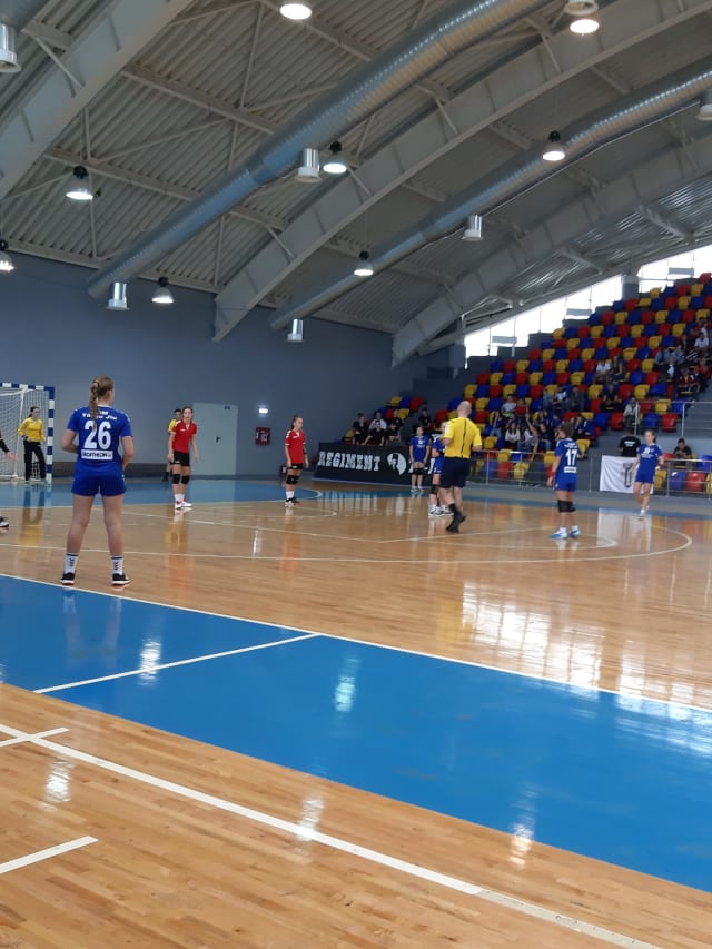 jucătoare handbal în acțiune pe teren