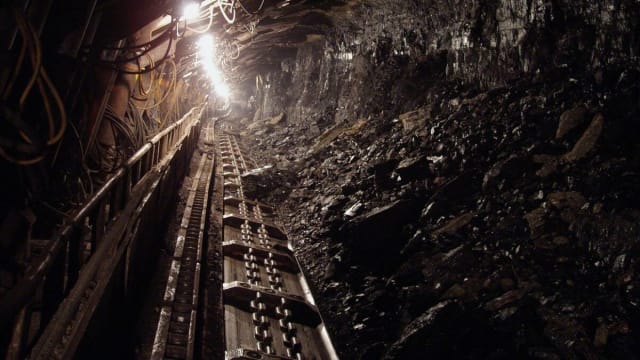 exploatare minieră în Gorj și Hunedoara, muncitori și utilaje