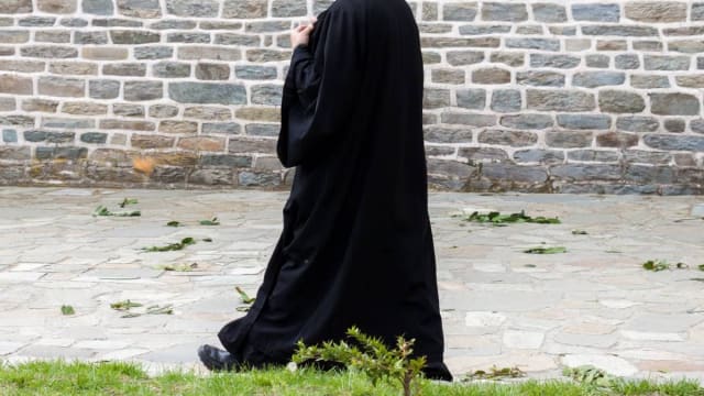 român în haine de preot, arestat în Grecia