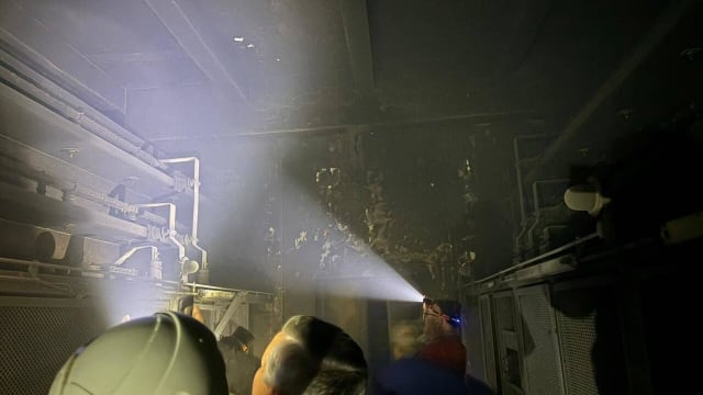clădire școală cu elevi în haine groase, avarie la sistemul de încălzire