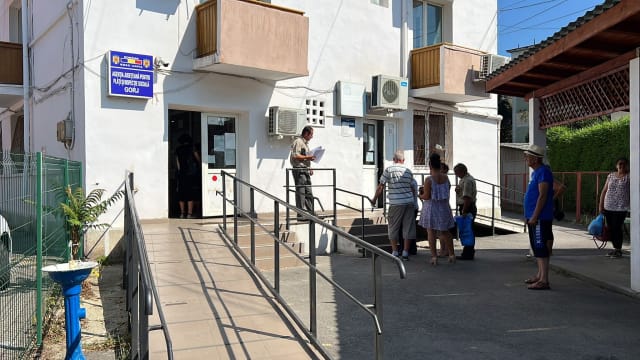 pensionari ridicând bilete de tratament, Casa de Pensii Gorj