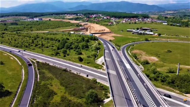 șantier autostradă cu tuneluri și poduri în construcție
