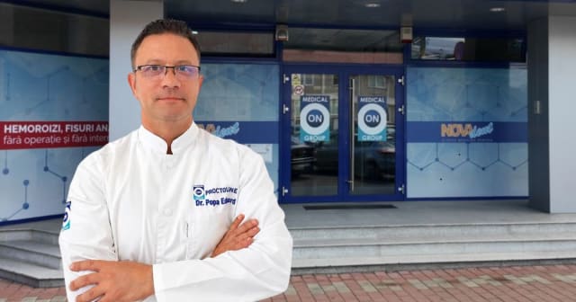 medic în cabinetul clinicii, tratament fisură anală