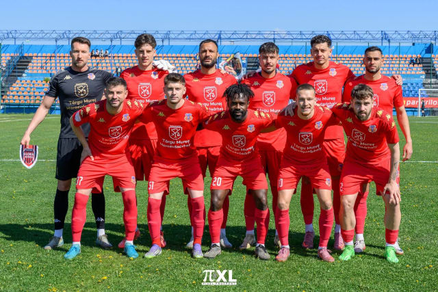 stadion de fotbal, echipe în meci, jucători în acțiune