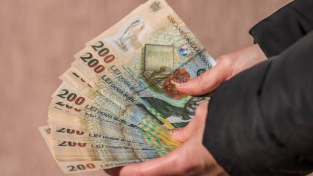 contract de credit, femeie, calculator, document legal