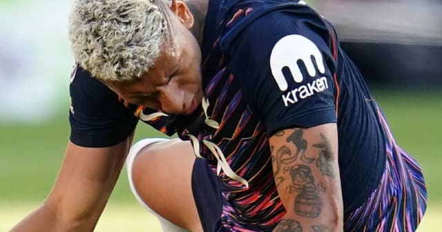 Richarlison în timpul unui meci de fotbal, imagine cu insula privată