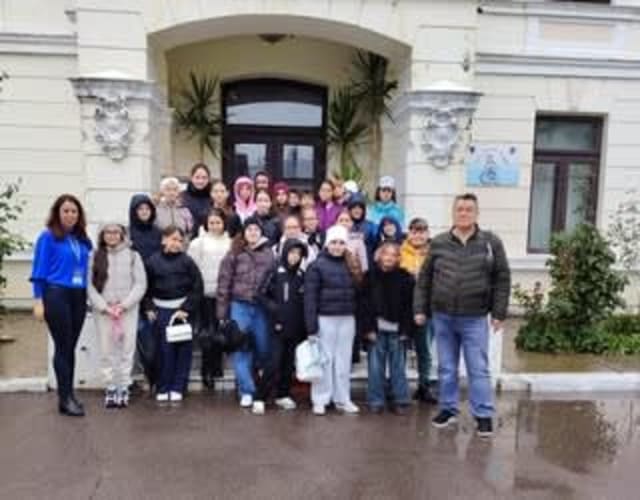 elevi participând la atelier de modelaj în lut la muzeu