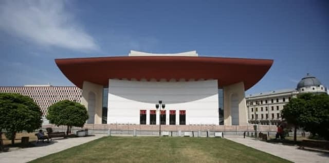 spectacol teatru cu supratitrare în limba engleză, scenă teatrală