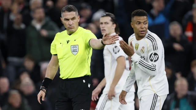 Arbitrul Kovacs în acțiune pe teren de fotbal
