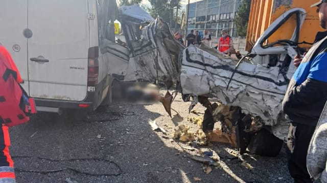 accident rutier în Buftea, microbuz și autobasculantă, intervenție de urgență