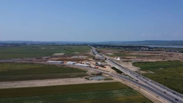 autostradă în construcție, șoferi pe drum