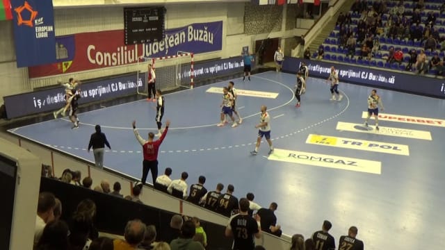 jucători de handbal în acțiune, stadion, echipament sportiv