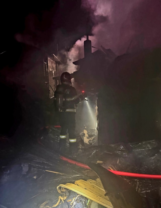 echipaje de intervenție la incendiu, case fumegând