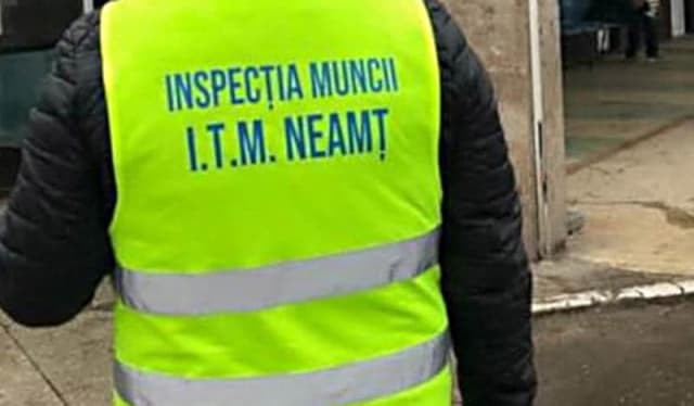 inspector ITM verificând agenți economici din industria alimentară