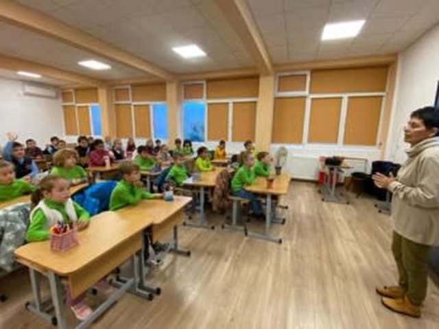 activitate educativă despre natură la școală, copii și profesori