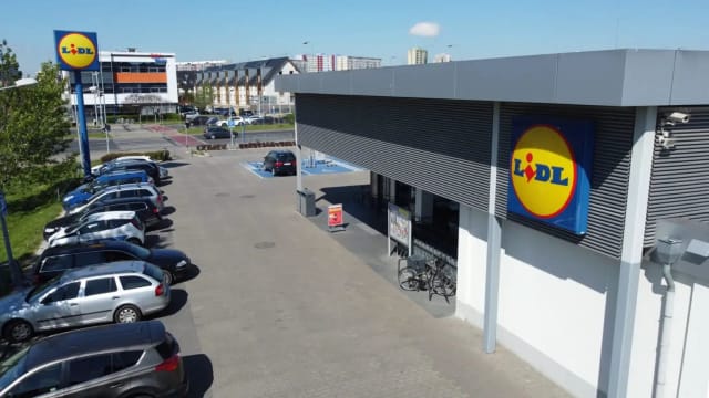 sticlă de vodcă pe raft supermarket