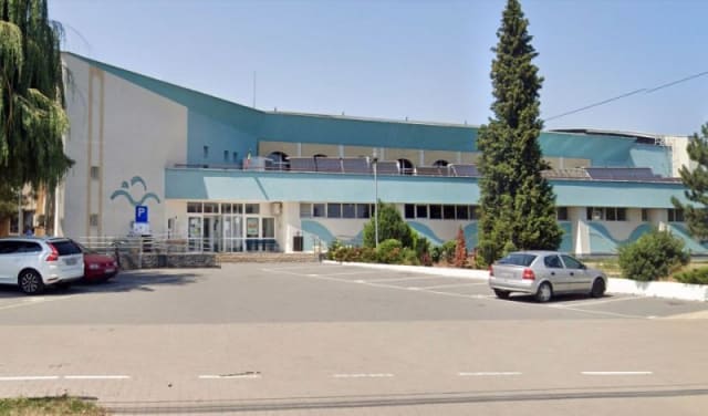 Bazinul Olimpic din Alba Iulia, interior, sportivi la antrenament