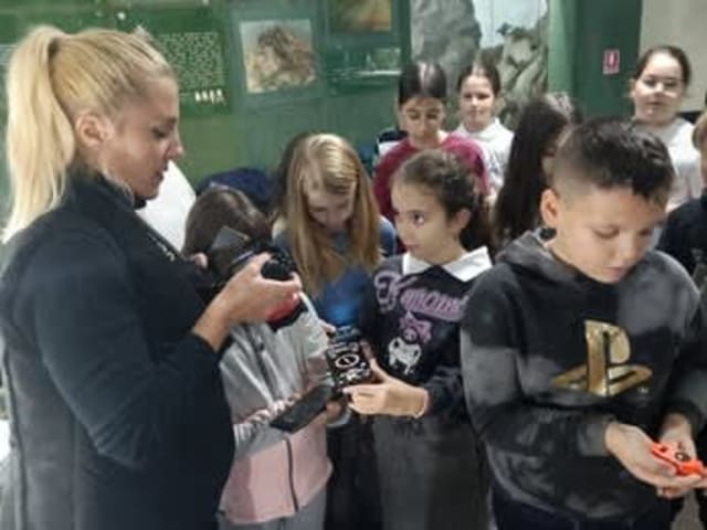 elevi în muzeu cu busole și diorame de natură