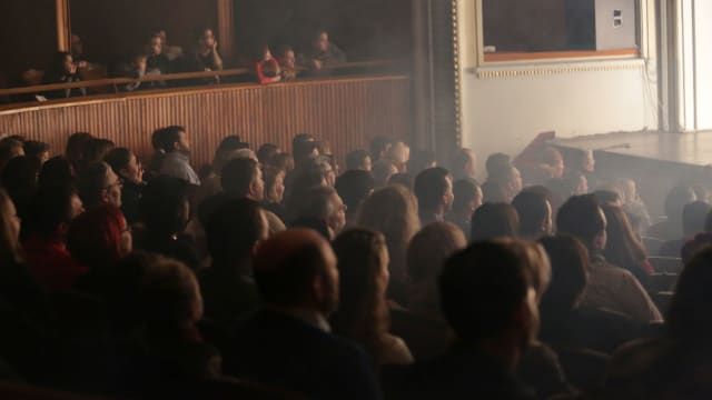 spectacol teatral în sala de teatru, artiști pe scenă