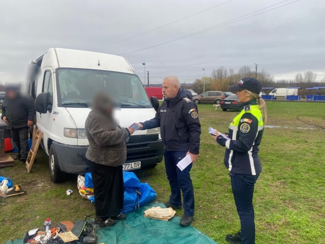 politiști verificând autovehicule în Mehedinți