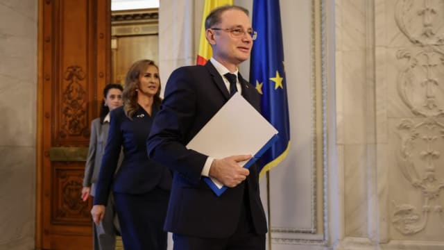 Elevi în clasă, profesor, școală modernizată