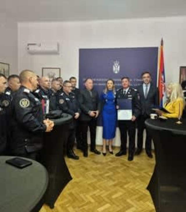 pompieri români primind diplomă de recunoaștere