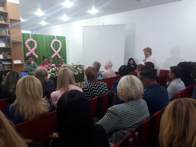 eveniment de prevenție a cancerului de sân, medici și supraviețuitoare