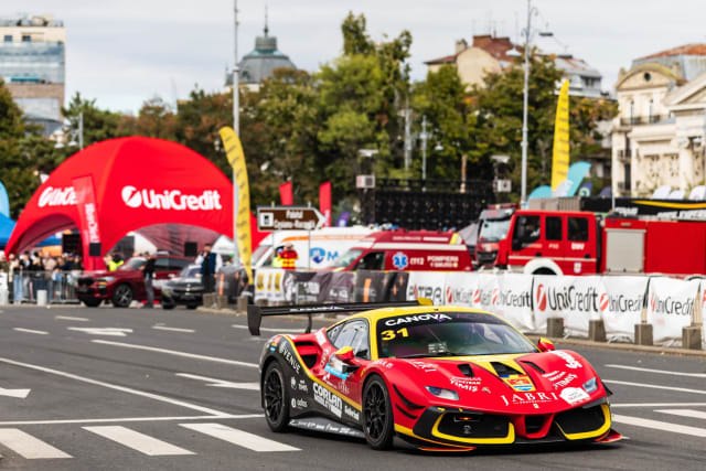 piloți de rally în acțiune, spectatori în tribune