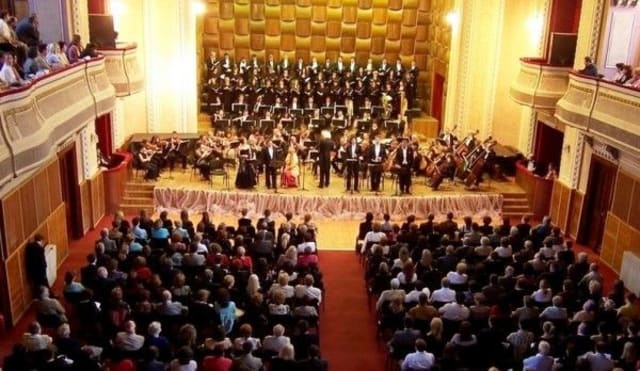 eveniment cultural în sala filarmonicii din Arad
