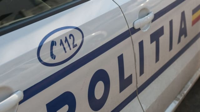 asfalt surpat pe Bulevardul Averescu din București, mașini deviate