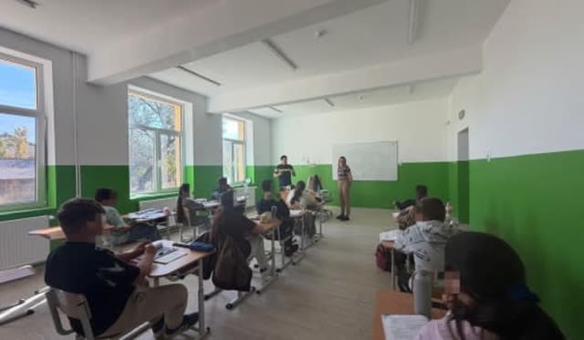 polițiști în școală, discuție cu elevi, activitate preventivă
