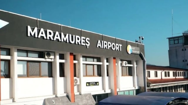 nou terminal aeroport Maramureș, fațadă de sticlă, apus de soare