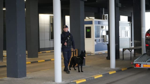 copii vizitând Vama Albița și demonstrație cu câini